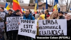 Protest în fața CC împotriva schimbării sintagmei „limba moldovenească” cu „limba română” în Constituție, martie 2023.