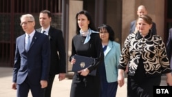 От ляво надясно: Николай Денков от ПП-ДБ и Мария Габриел, Теменужка Петкова и Деница Сачева от ГЕРБ на излизане от президентството в понеделник с връчения мандат