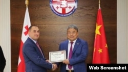 მინისტრი ქუმსიშვილი საპატიო სიგელით აჯილდოებს CEFC-ის წარმომადგენელ ჟიანჟუნ ჟანგს. 2016 წლის 18 ოქტომბერი