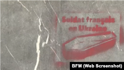 Mai multe desene cu inscripția „soldat francez în Ucraina” au fost descoperite vineri pe mai multe clădiri din sectorul 7 al Parisului.