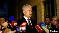 Гітанас Наўседа адказвае на пытаньні журналістаў пасьля сваёй перамогі на выбарах у траўні 2024 году. Ілюстрацыйнае фота