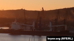 Сухогруз SAN COSMAS в порту Феодосии, Крым, 28 декабря 2023 года