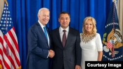 Садыр Жапаров АКШ президенти Жо Байден жана анын жубайы Жилл Байден менен. 
