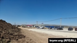 Büyük topraq qatlamları yañı yol qurulğanda çıqarıla, bu tek topraq örtüsine degil de, şarqiy Qırımda zaten az olğan yerastı suvlarınıñ dağılmasına da menfiy tesir ete