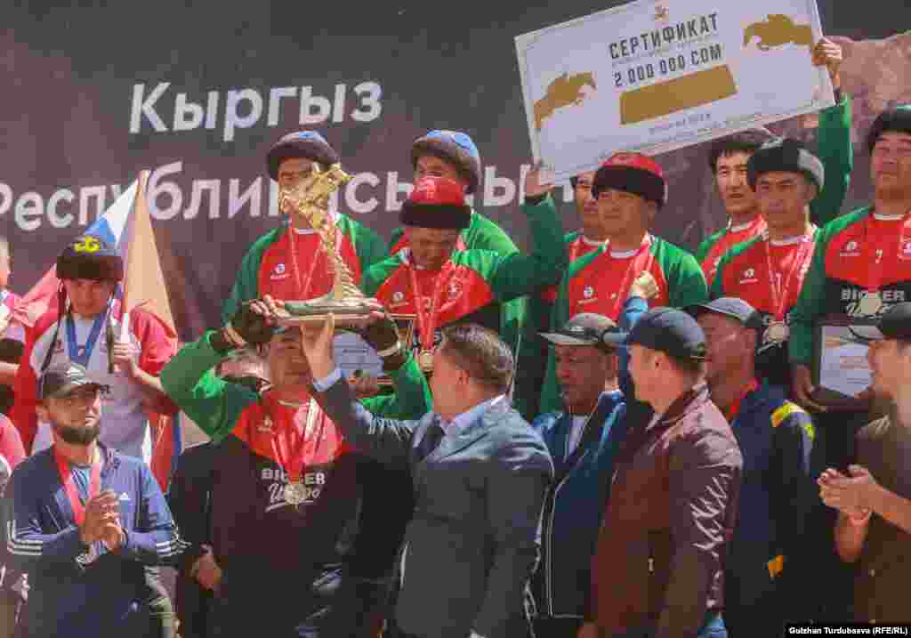 "Жаштык" командасы биринчи орунду ээлегени үчүн 2 миллион сом акчалай сыйлыкка жана Дүйнө кубогуна ээ болду. Экинчи орунду ээлеген "Красноярск" комнадасына 1 миллион сом, үчүнчү орунду ээлеген Өзбекстан командасына 500 миң сом ыйгарылды.