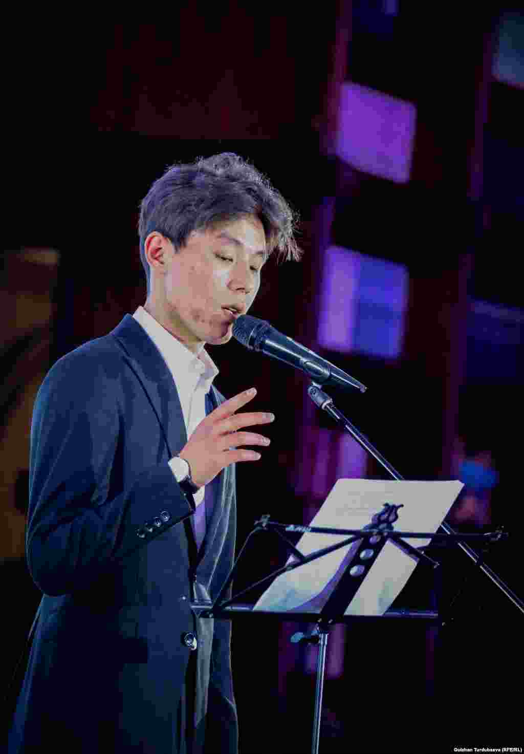 Өзгөрүш Абакиров Сарыгулованын "Кичи мекенге", "Сен мени унута албай койдуң такыр" деген ырларын окуду.&nbsp;