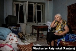Женщина в своей квартире после одного из многочисленных обстрелов. Покровск, 8 августа 2023 года