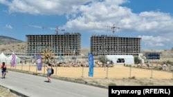 Будівництво багатоповерхових будівель у бухті Капсель під Судаком, вересень 2023 року