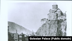 მეტეხის ტაძარი XIX საუკუნეში მიშენებული საპატიმროთი.