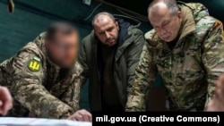 Міністр оборони України Рустем Умєров (посередині) і головнокомандувач ЗСУ Олександр Сирський (праворуч) під час відвідин командних пунктів Оперативно-тактичного угруповання «Донецьк». Донеччина, 13 лютого 2024 року 