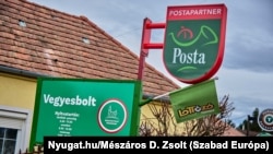 Sok mindent intézhet egy helyen, aki nem a falu másik végén lakik. Az utóbbiaknak viszont még biciklivel is hosszú az út a postapontig