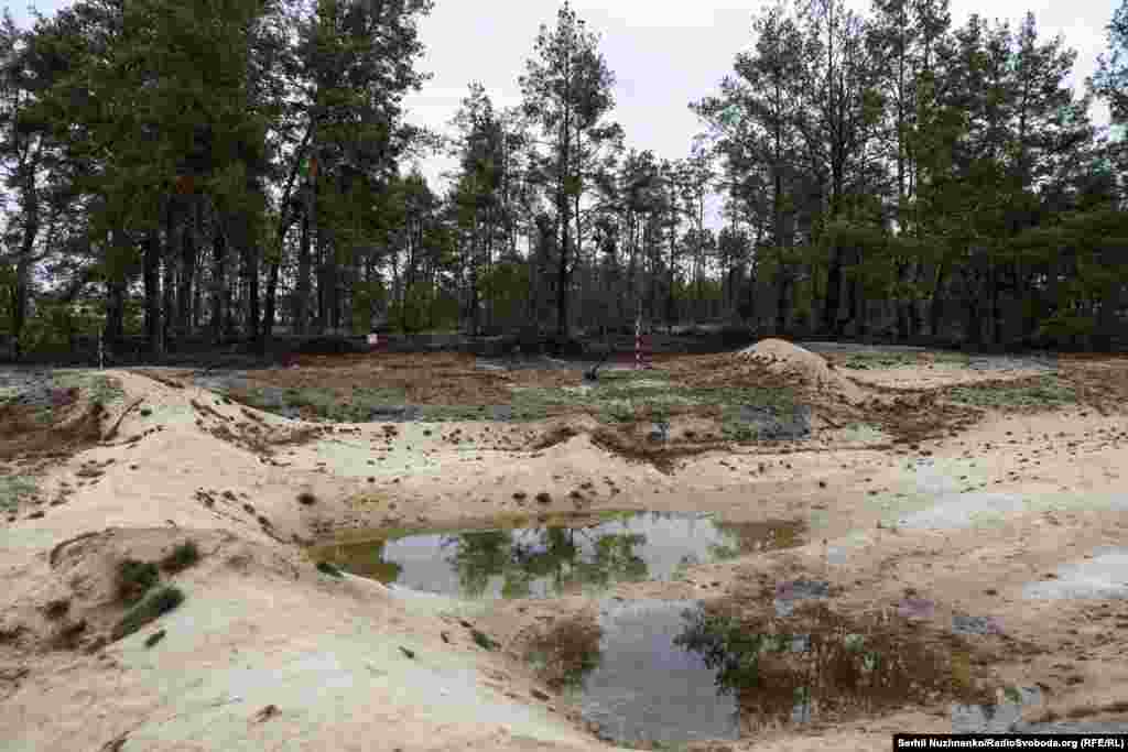 Вирва від авіабомби на околиці Тетерівського, березень 2022 року / Праворуч: березень 2024 року. Вирву від авіабомби частково засипали, але великі ділянки біля села ще не розміновані, чи не перевірені саперами