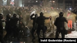 Poliția folosește gaze lacrimogene pentru a dispersa protestatarii în timpul unui miting împotriva unui proiect de lege privind „agenții străini”, Tbilisi, la 9 martie.