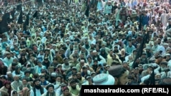 په چمن کې سلګونو خلکو پرلت وهلی دی - د جون ۱۳مې انځور. 