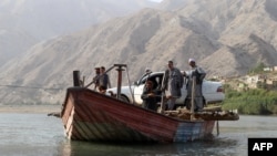 Автоунаа жүктөлгөн паром Бадахшан провинциясынын Файзабад шаарынын чет жакасындагы дарыядан өтүп баратат. (иллюстрациялык сүрөт)