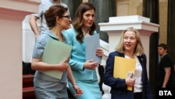 Десислава Атанасова от ГЕРБ, Ертен Анисова от ДПС и Надежда Йорданова от ПП-ДБ внесоха проекта с конституционни промени в деловодството на Народното събрание в петък.