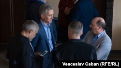 Юрий Лянкэ и Валериу Лазэр с адвокатами в коридоре суда Буюкан.