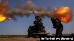 Украин аскери "Богдана" гаубицасы менен Бахмуттагы орус аскерлеринин турумдарына сокку уруп жатат. 5-июль, 2023-жыл.
