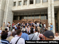 ЖК депутаттары Адахан Мадумаров жана Исхак Масалиев акциянын катышуучулары менен. Бишкек. 22-июнь, 2023-жыл.