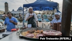 Плов на базаре Панчшанбе в городе Худжанд, Таджикистан. 14 июня 2024 года