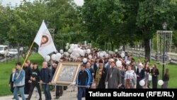 Participanții la Marșul Familiei merg pe aleea Grigore Vieru din Chișinău.