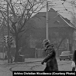 Casa familiei Nicolăescu înainte de demolarea din 1984.