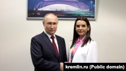 Spre deosebire de Dodon, Guțul a apucat deja să facă poză anul acesta cu Putin, în marginea unui festival de tineret, pe malul Mării Negre.