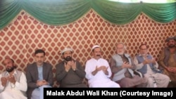 د اکتوبر پر شپږمه په سده کې د جرګې ګډونوال د امن لپاره دوعا کوي. 