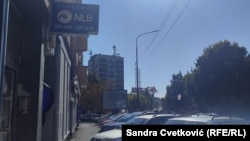 Bankomat NBL Komercijalne banke u Severnoj Mitrovici, oktobar 2023.