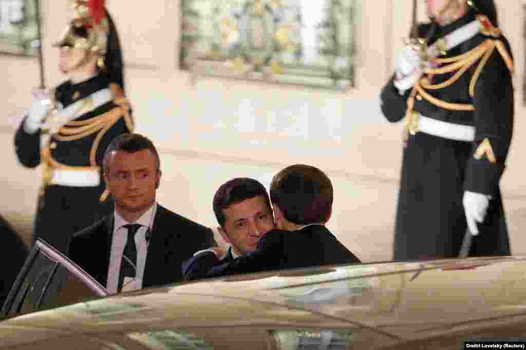 Macron și Zelenski după summitul de la Paris. Întâlnirea a marcat o tentativă de reluare a comunicării politice la nivel înalt între Kiev și Moscova și un angajament reînnoit față de acordurile de la Minsk - o serie de măsuri menite să ducă la încetarea focului pe termen lung. În ciuda pașilor promițători, summitul nu a avut un rezultat palpabil.