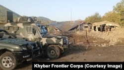 په تیرا کې د امنیتي پوستې مخې ته د تېرو ګاډي ولاړ دي ـ پخوانی انځورږ