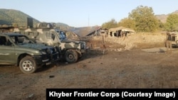 په تیرا کې یو سرتېری تر برید وروسته له زیانمنو پوځي ګاډو سره ولاړ دی - انځور له ارشیفه.