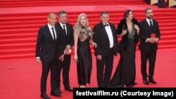Imagine de arhivă de la ceremonia de deschidere a Festivalului Internațional de Film de la Moscova, 19 aprilie 2024. Echipa României pe covorul roșu. Preotul regizor Ciprian Mega este primul din dreapta.