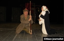 Спектакль учурунда тартылган сүрөт.