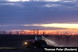 Трактор во время пахоты близ Покровска, 7 апреля 2024 года