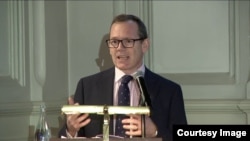 სამხედრო მეცნიერებათა პროფესორი პიტერ რობერტსი