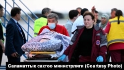 Сузактагы кырсыкта жараат алган балдарды 3-майда Бишкекке атайын борт менен алып келген учур. (Сүрөт Саламаттык сактоо министрлигинин Фейсбуктагы баракчасынан алынды)