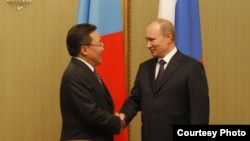 Цахиагийн Элбегдорж менен Орусиянын президенти Владимир Путин.