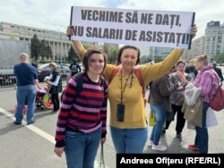 Camelia și fiica ei au venit de la Bihor pentru a protesta față de excluderea de la măririle salariale din sănătate și asistență socială.