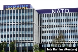 Інсталяція у вигляді написів «Україна» і «НАТО» у литовській столиці з нагоди дводенного саміту Північноатлантичного альянсу. Вільнюс, липень 2023 року