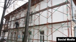 Жазуучулар союзунун имараты оңдоп-түзөөдөн өтүүдө.