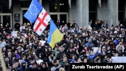 ფოტო არქივიდან: საქართველოს, ევროკავშირისა და უკრაინის დროშები პარლამენტთან საპროტესტო აქციაზე "აგენტების კანონის" წინააღმდეგ. 8 მარტი, 2023 წელი 