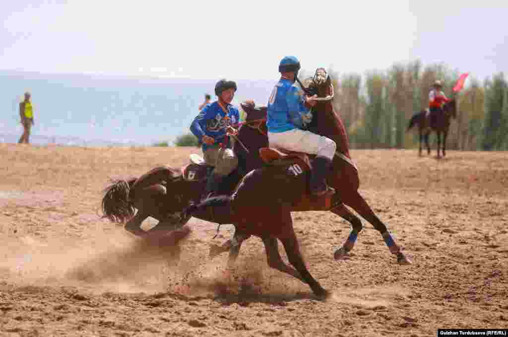 "Ынтымак" командасы жарым финалда "Достук" командасын 2:0 эсебинде утуп, финалга чыккан.&nbsp;"Астана" командасы жарым финалдык беттеште "Түркстанды" 2:0 эсебинде уткан.