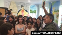 მოსწავლეებმა მწერალ დათო ტურაშვილს წერილები გაუგზავნეს, - გვეწვიე წიგნებითო