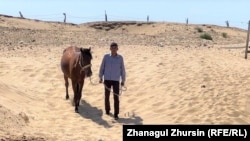 Žyltyryň ýaşaýjysy obanyň çetinde