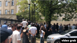 საკანონმდებლო ორგანოს წინ შეკრებილები მოითხოვდნენ დეპუტატებისგან, რომ გამოსულიყვნენ ხალხის წინაშე, რაც კანონმდებლებმა უგულებელყვეს.