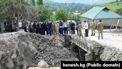 Нурланбек Шакиев селден жабыркаган айылдардан кабар алып жаткан учуру. Аксы, Жалал-Абад, Кыргызстан. 28-май, 2024-жыл.