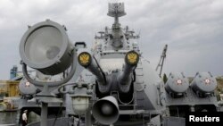 Stema Rusiei, vulturul cu două capete, se poate vedea pe copertele crucișatorului de rachete Moskva, ancorat în portul ucrainean din Sevastopol, la Marea Neagră, 16 septembrie 2008