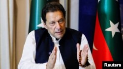 عمران خان د مې پر ۲۶مه له فرانس ۲۴ نومي‌ ټلویژن سره په مرکه کې وویل چې د ده د ګوند تر لسو زرو زیات کارکوونکي نیول شوي دي.