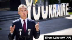 Це питання стало особливо актуальним зараз, коли російська армія посилила обстріли Харкова, розташованого поблизу кордону Росії, вважає Єнс Столтенберґ